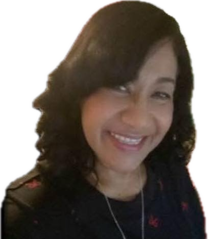 Gina Cruz dirige una reunión de oración con reverencia y calidez, cultivando conexión espiritual y reflexión dentro de la congregación