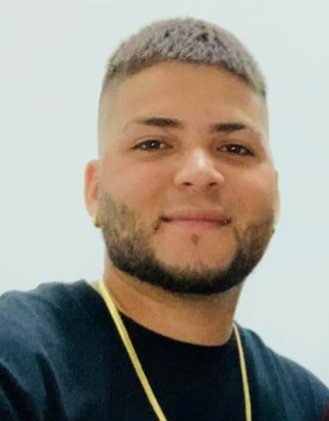Jesús Manuel ajusta el equipo técnico con concentración y esmero, reflejando la dedicación y entrega necesaria para liderar el ministerio de medios en Vision Sinai.