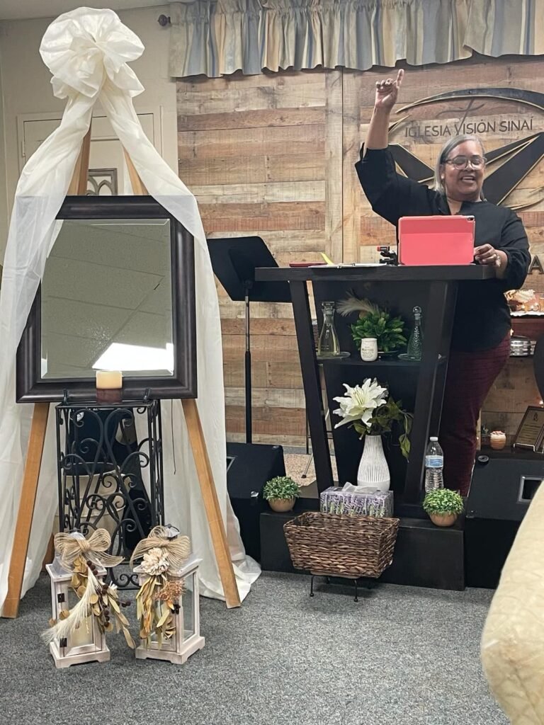 La pastora Wanda comparte apasionadamente una reflexión en una conferencia de mujeres, reflejando el espíritu de ánimo, unidad y crecimiento espiritual que define el ministerio de mujeres de Vision Sinai