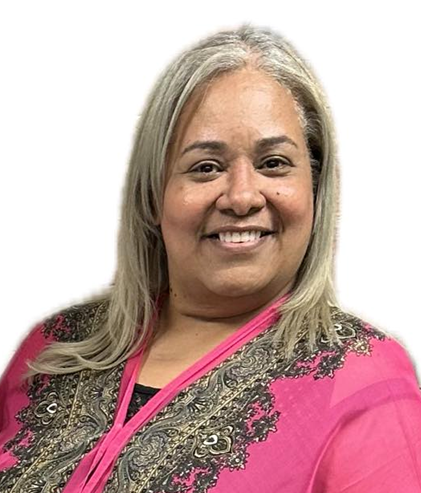 La pastora Wanda Martinez sonríe con confianza, una presencia compasiva dedicada a guiar a las mujeres de Vision Sinai en su caminar espiritual.