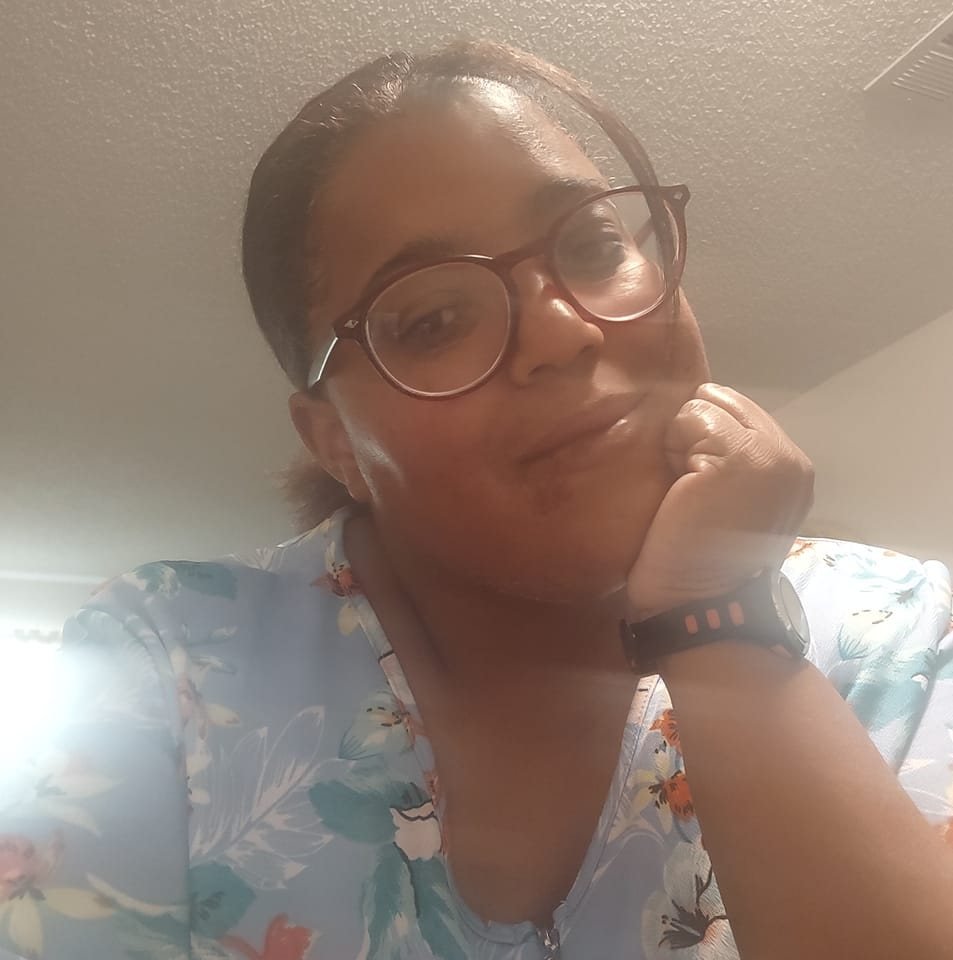 Yolanda sonríe con calidez en el santuario de la iglesia, rodeada de luz. Su presencia irradia consuelo y conexión, reflejando su sincero cariño hacia Vision Sinai durante sus visitas a Florida.