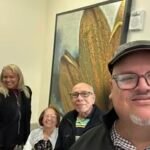 Los pastores y líderes Jorge y Marcela Cruz visitan a una hermana cuya familia enfrenta una crisis médica, brindando apoyo y oración en un hospital en Orlando—una muestra del cuidado de Vision Sinai más allá de sus puertas.