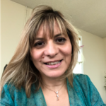 María Rosa aparece con una expresión acogedora y presencia serena, reflejando su dedicación al bienestar administrativo y financiero de Vision Sinai