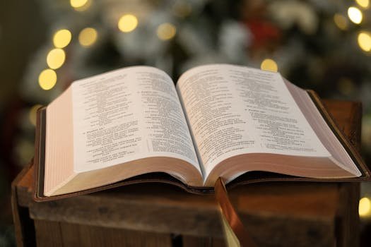 Una Biblia abierta simboliza el fundamento de nuestra fe. Esta imagen acompaña nuestra declaración de las 16 Verdades Fundamentales de las Asambleas de Dios, arraigadas en las Escrituras y que guían nuestra doctrina y práctica