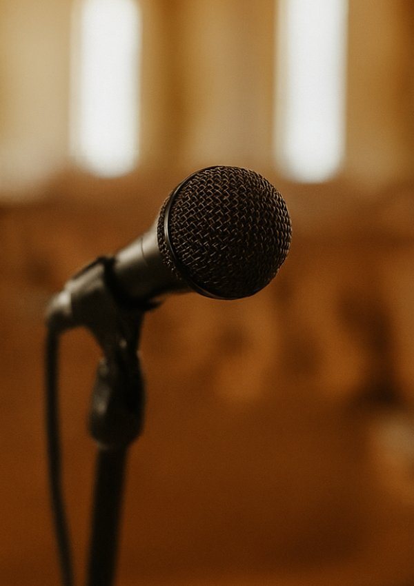 Micrófono sobre un soporte listo para grabar un sermón, simbolizando el alcance digital continuo de la iglesia.