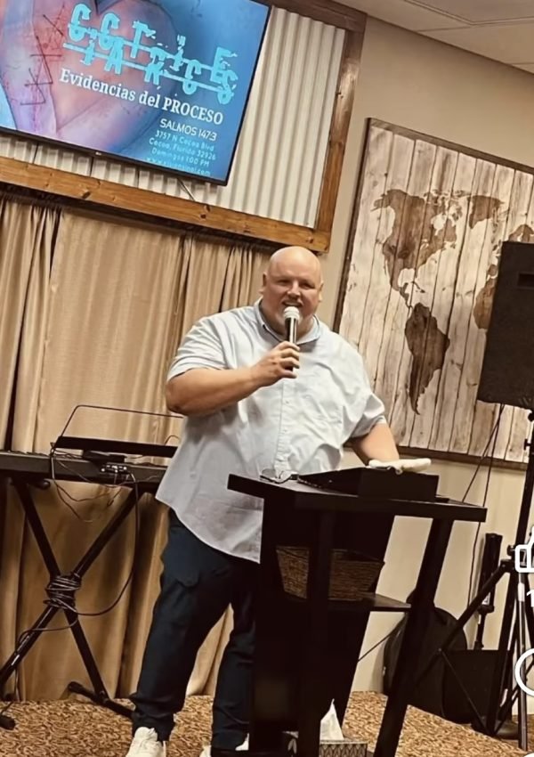 El pastor predicando con pasión y convicción durante el mensaje “Cicatrices: Evidencias del PROCESO” — una reflexión sobre la sanidad, el crecimiento y la obra transformadora de Dios.